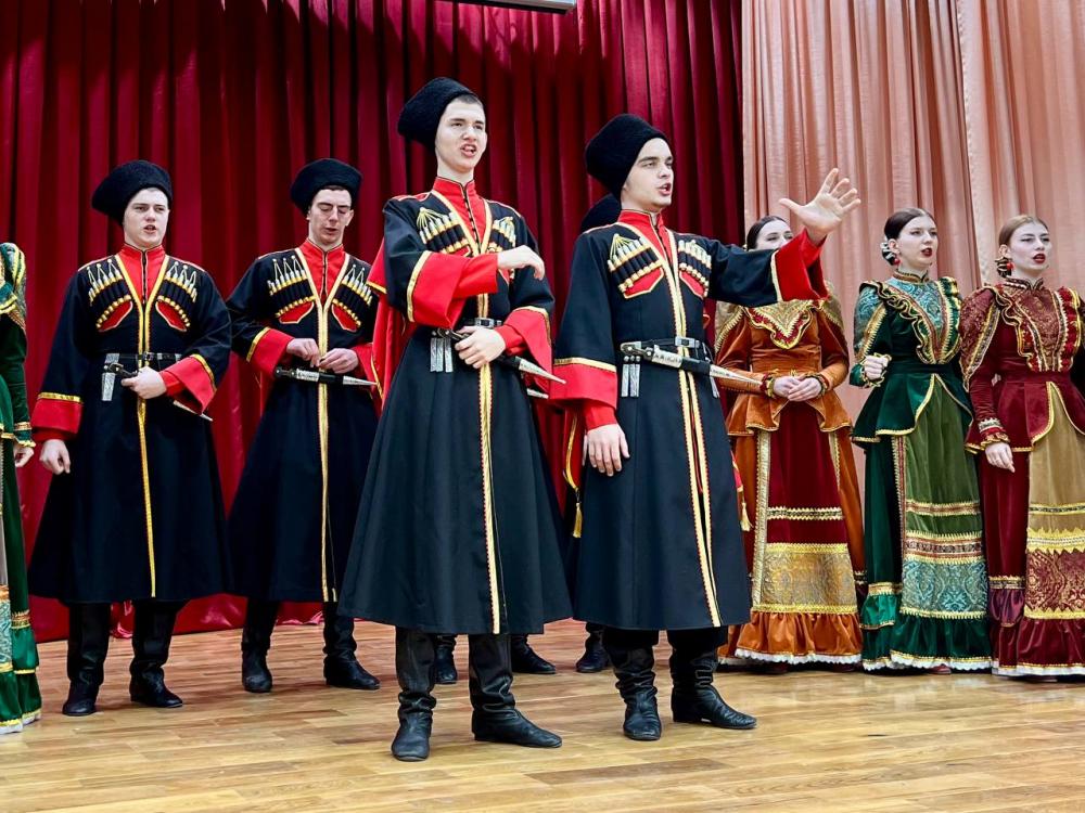 6 марта 2025 года Народный вокальный ансамбль «Долина» Творческого объединения «Звонница» имени Натальи Ивановны Уваровой выступил перед студентами сельскохозяйственного техникума станицы Дондуковской. Для будущих аграриев артисты подготовили разнообразную концертную программу, в которую вошли лучшие композиции из репертуара ансамбля. С особенным воодушевлением, затаив дыхание, зрители слушали песни, посвящённые 80-летию Победы в Великой Отечественной войне. Для всех присутствующих в зале девушек и женщин, в преддверии Международного женского дня, солистки ансамбля Нина Ефремова и Алёна Чигодайкина исполнили песню Григория Пономаренко «Хмелюшка – хмелёк». Встреча прошла в невероятно дружеской атмосфере.
