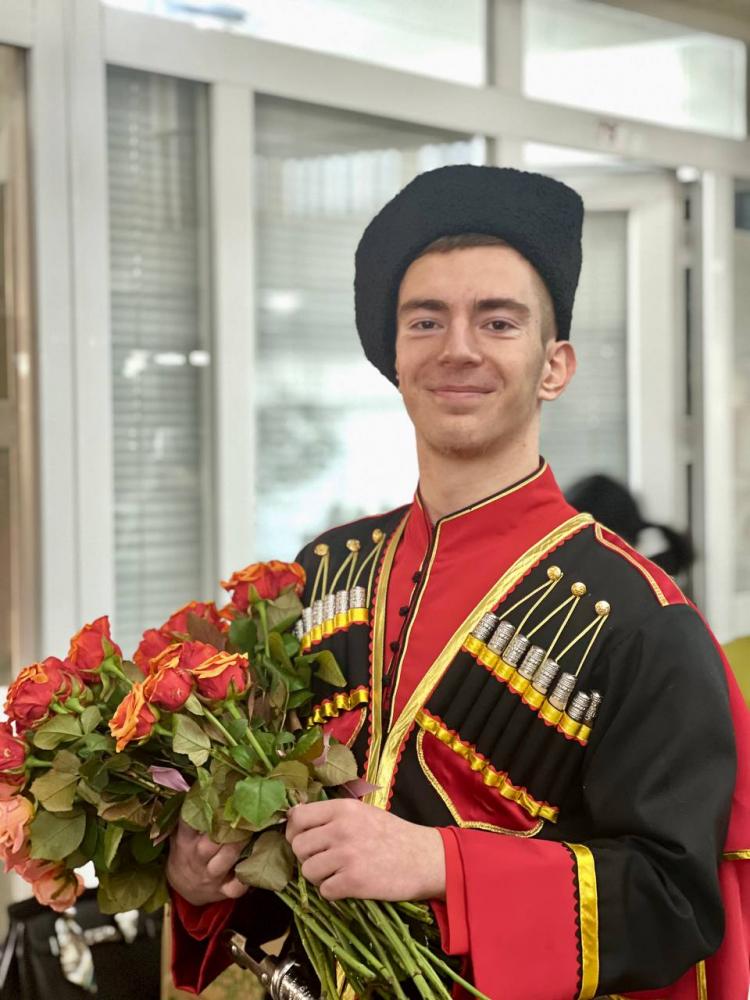 Этим утром мужской состав артистов народного вокального ансамбля «Долина» поздравил прекрасных женщин нашего города с наступающим Международным женским днём ❤️
