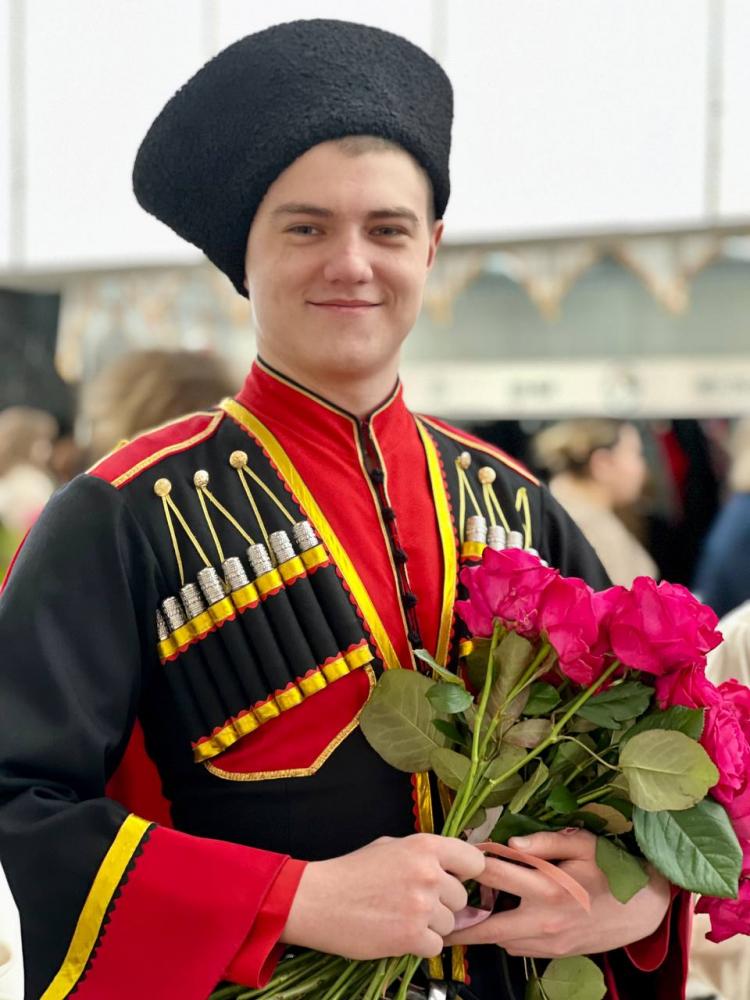 Этим утром мужской состав артистов народного вокального ансамбля «Долина» поздравил прекрасных женщин нашего города с наступающим Международным женским днём ❤️
