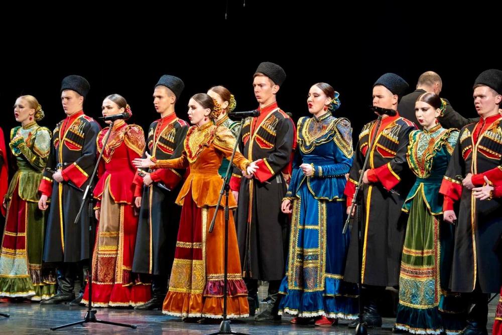 Артисты «Звонницы» приняли участие в концерте на сцене Зимнего театра г. Сочи.

Накануне 9 мая в Зимнем театре г. Сочи прошёл праздничный концерт, посвящённый 80-летию Победы советского народа в Великой Отечественной войне – «Споёмте, друзья!».
В концертной программе приняли участие артисты народного вокального ансамбля «Долина», музыканты оркестра русских народных инструментов «Русский сувенир», приглашённые исполнители из Республики Адыгея, Краснодарского и Ставропольского краёв.

На одной из самых прославленных сцен нашей страны прозвучали всеми любимые военные песни: «Катюша» М. Блантера, «Журавли» Я. Френкеля, песни Г. Пономаренко и др.

Артисты народного вокального ансамбля «Долина» исполнили лучшие военно-патриотические композиции из репертуара коллектива: «Я сама героя провожала» (сл. и муз. неизв. автора) – солистка Ксения Иванченко, «Скажите, лебеди» (муз. В. Попова, сл. Н. Кончаловской) – солистка Алёна Чигодайкина, марш В. Агапкина «Прощание славянки» и «День Победы» (муз. Д. Тухманова, сл. В. Харитонова) – солист Юрий Коба. Руководитель ансамбля Нина Ефремова, совместно с оркестром народных инструментов «Русский сувенир», камерным хором Сочинской филармонии и хором АРКИ, исполнила песню М. Исаковского «Огонёк». С солистом театра оперетты г. Пятигорска Романом Байловым коллектив исполнил песню братьев Покрасс «Казаки в Берлине».

В этот день за дирижёрским пультом руководил оркестром музыкальный руководитель "Звонницы", заслуженный артист Адыгеи Григорий Михайлов, который выполнил переложение всех прозвучавших в концертной программе оркестровых партитур.

Благодаря тесному творческому сотрудничеству Сочинского концертно-филармонического объединения и Творческого объединения «Звонница» концерт в очередной раз прошёл с большим успехом! И надолго запомнится его участникам и зрителям!
