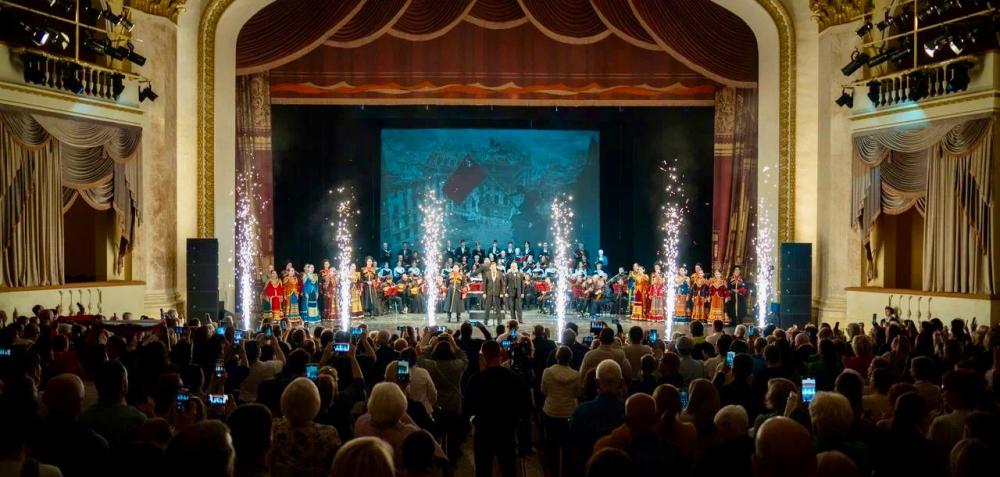 Артисты «Звонницы» приняли участие в концерте на сцене Зимнего театра г. Сочи.

Накануне 9 мая в Зимнем театре г. Сочи прошёл праздничный концерт, посвящённый 80-летию Победы советского народа в Великой Отечественной войне – «Споёмте, друзья!».
В концертной программе приняли участие артисты народного вокального ансамбля «Долина», музыканты оркестра русских народных инструментов «Русский сувенир», приглашённые исполнители из Республики Адыгея, Краснодарского и Ставропольского краёв.

На одной из самых прославленных сцен нашей страны прозвучали всеми любимые военные песни: «Катюша» М. Блантера, «Журавли» Я. Френкеля, песни Г. Пономаренко и др.

Артисты народного вокального ансамбля «Долина» исполнили лучшие военно-патриотические композиции из репертуара коллектива: «Я сама героя провожала» (сл. и муз. неизв. автора) – солистка Ксения Иванченко, «Скажите, лебеди» (муз. В. Попова, сл. Н. Кончаловской) – солистка Алёна Чигодайкина, марш В. Агапкина «Прощание славянки» и «День Победы» (муз. Д. Тухманова, сл. В. Харитонова) – солист Юрий Коба. Руководитель ансамбля Нина Ефремова, совместно с оркестром народных инструментов «Русский сувенир», камерным хором Сочинской филармонии и хором АРКИ, исполнила песню М. Исаковского «Огонёк». С солистом театра оперетты г. Пятигорска Романом Байловым коллектив исполнил песню братьев Покрасс «Казаки в Берлине».

В этот день за дирижёрским пультом руководил оркестром музыкальный руководитель "Звонницы", заслуженный артист Адыгеи Григорий Михайлов, который выполнил переложение всех прозвучавших в концертной программе оркестровых партитур.

Благодаря тесному творческому сотрудничеству Сочинского концертно-филармонического объединения и Творческого объединения «Звонница» концерт в очередной раз прошёл с большим успехом! И надолго запомнится его участникам и зрителям!
