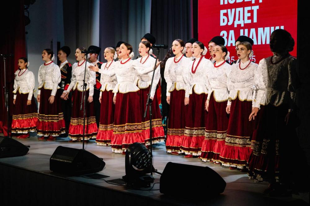 «Моя весна! Моя Победа!»

В минувшие выходные в концертном зале ДШИ №6 при полном аншлаге прошел праздничный концерт, посвященный Году защитника Отечества и 80-летию Победы в Великой Отечественной войне 1941-1945 годов - "Моя Весна! Моя Победа!". В совместном выступлении под аккомпанепень оркестра русских народных инструментов «Хорошее настроение» участники народного вокального ансамбля «Долина» исполнили два произведения, посвященные военно-патриотической тематике: «Скажите лебеди» (муз. В. Попова, сл. Н. Кончаловской) и «Я сама героя провожала» (муз. и сл. неизвестного автора).

Участие  в концертных программах Детской школы искусств №6 отражает многолетнее сотрудничество и крепкие творческие связи между нашими учреждениями. За 29 лет деятельности родной всем нам школы не было ни одного отчетного концерта, который прошел бы без выступления наших артистов. Для справки: ДШИ N6 г. Майкопа была создана в 1996 году по инициативе руководителей образцового детского песенно-танцевального ансамбля "Казачата" Анатолия Васильевича и Натальи Ивановны Уваровых.
 
