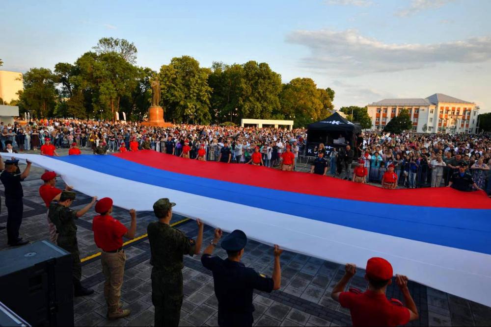 «День России»

12 июня народный вокальный ансамбль «Долина» принял участие в праздничном концерте, посвященному Дню России.

На праздник национального единения и общей ответственности за настоящее и будущее страны на главной площади г. Майкопа собрались вместе лучшие коллективы Республики, чтобы вместе с жителями и гостями города отметить праздник доброго согласия всех людей.

В исполнении ансамбля «Долина» прозвучала песня Александра Дармастука «Мудрой будь, моя Росси». На протяжении всей песни красной нитью проходит мысль о том, что наша великая страна могучая, мудрая, сильная, а её многонациональность говорит о глубинах богатства культуры и традиций, которые передаются из поколение в поколение.  

Россия, мир тебе, на долгие года!
