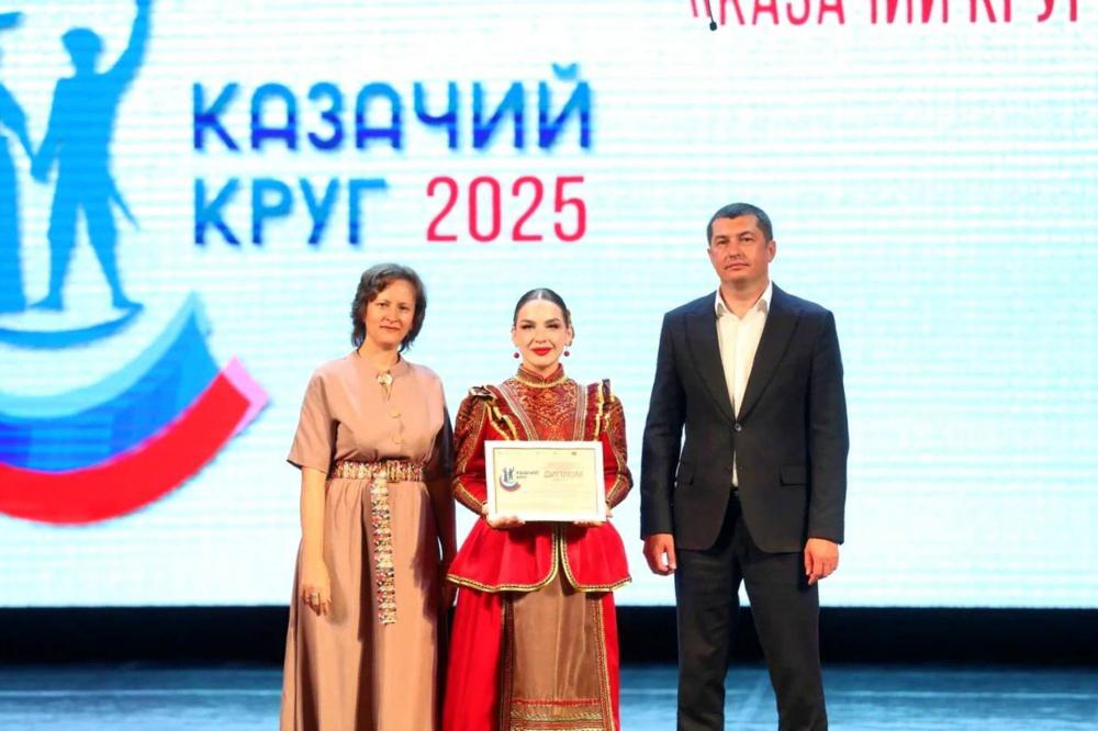 «КАЗАЧИЙ КРУГ» собрал в Краснодаре лучшие казачьи коллективы Юга России

Народный вокальный ансамбль «Долина» в отборочном этапе Всероссийского фольклорного конкурса «Казачий круг - 2025» был отмечен дипломом 1 степени и званием лауреата в номинации «Народно-сценические коллективы» (смешанная возрастная категория).

Награждение победителей и Гала-концерт с участием «Долины» прошли в День государственного флага России на сцене Краснодарской филармонии имени Г. Ф. Пономаренко. Наши артисты посвятили победу основателю коллектива - Уваровой Наталье Ивановне. Коллектив успешно продолжает дело всей жизни Натальи Ивановны, направленное на сохранение народных певческих традиций российского казачества, духовно-нравственное воспитание подрастающего поколения.

Для справки:
В 2025 году в заочном и очных этапах конкурса приняли участие 149 творческих казачьих коллективов и солистов из Республики Адыгея, Краснодарского края, Карачаево-Черкесской Республики. Для «Долины» это третье участие в «Казачьем круге» и каждый раз коллектив исполняет перед именитым жюри престижного конкурса новую сложную программу, а неизменным остается успех в своей номинации и возвращение в родную Адыгею с дорогими трофеями в виде дипломов 1 степени.
